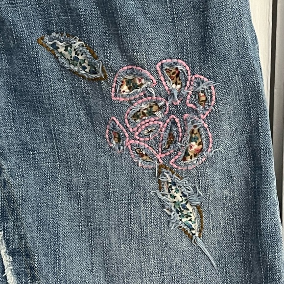 Delias Distressed embroidered Denim Skirt Size 9 Juniors Vintage - Picture 3 of 12